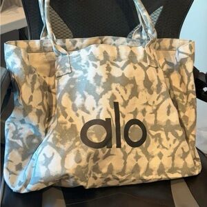 ALO Yoga Camouflage Tote Bag - Cream and Gray